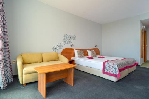 Twin Room with Balcony image 5