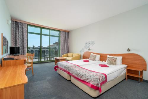 Twin Room with Balcony image 4