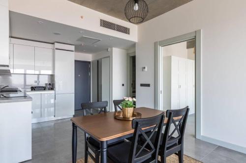 Gorgeous Bright Cool 1BD Residence Views! #359 - image 4