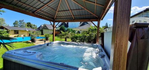 Fewo Traum, 4-Sterne FeWo's mit Pool und Whirlpool, Grillecke und neuem gemütlichen Pavillon im Garten, am Achterwasser mit Badestrand, wenige Autominuten bis zur Ostsee, Überweisung oder Bar akzeptiert in Neppermin, Deutschland