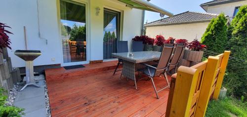 Fewo Traum, 4-Sterne FeWo's mit Pool und Whirlpool, Grillecke und neuem gemütlichen Pavillon im Garten, am Achterwasser mit Badestrand, wenige Autominuten bis zur Ostsee, Überweisung oder Bar akzeptiert in Neppermin, Deutschland