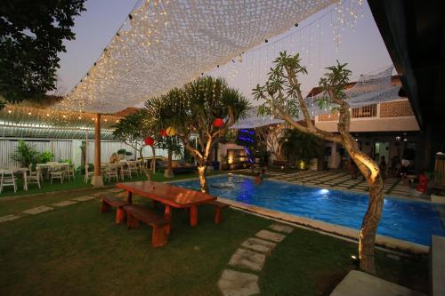 3 Monkeys Lembongan Studio Apartments — rental in Jalan Raya Jungut Batu Nusa, Nusa Lembongan ID, 80771