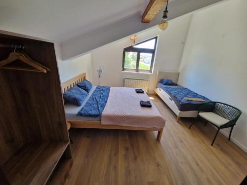 1 queen bed, 1 twin bed