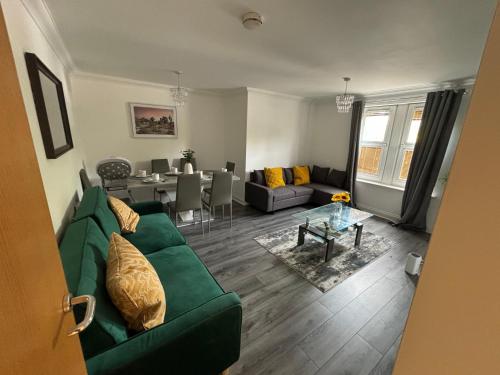 Spacious 4BR Ground Floor Apt in Central MK - Accessible, Free Parking, Near Silverstone walking distance to Train station Network rail and CMK Shopping