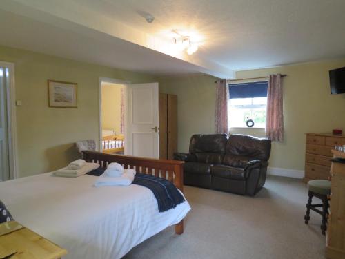 Ganton Greyhound Inn - image 9
