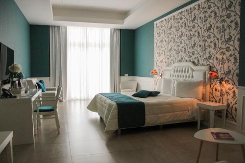 1 king bed, 2 sofa beds