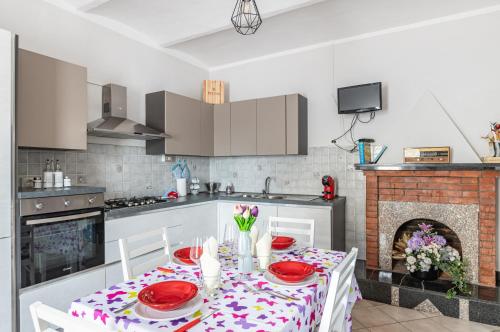 virtuve, GuestHost - Irene Holiday Home with Patio and Parking in Massa E Cozzile