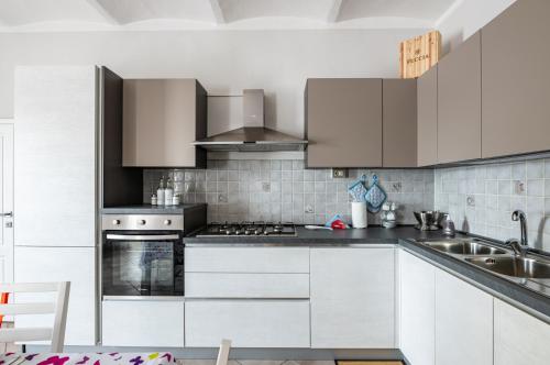 virtuve, GuestHost - Irene Holiday Home with Patio and Parking in Massa E Cozzile