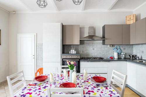 virtuve, GuestHost - Irene Holiday Home with Patio and Parking in Massa E Cozzile