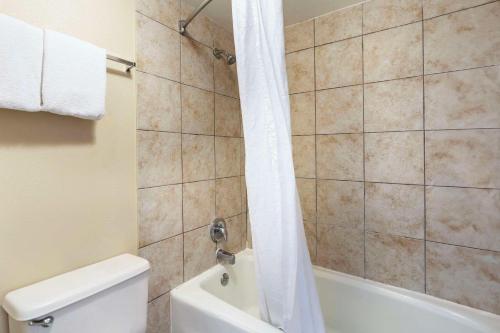 Suburban Studios International Drive - image 10