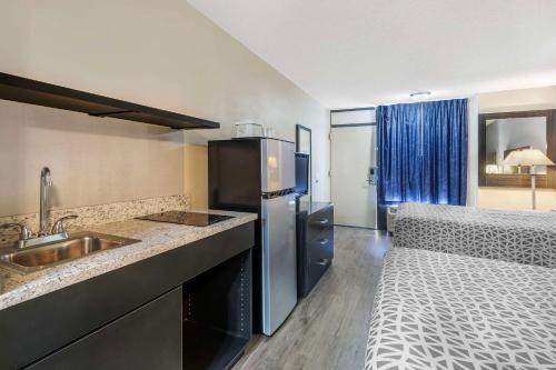 Suburban Studios International Drive - image 14