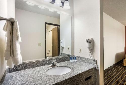 Rodeway Inn Cedar Rapids - image 13
