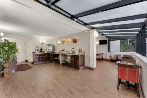 Red Roof Inn Easton - image 7