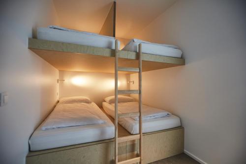 2 twin beds, 2 bunk beds