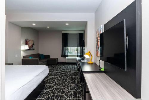 La Quinta Inn & Suites by Wyndham Corpus Christi Southeast - image 12