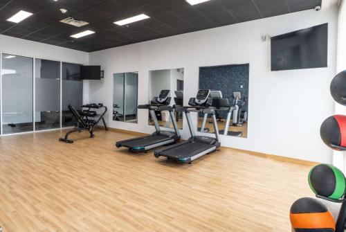 La Quinta Inn & Suites by Wyndham Corpus Christi Southeast - image 3