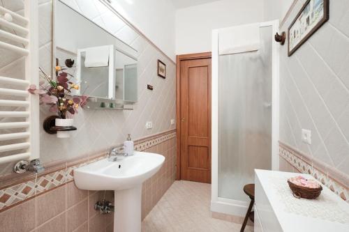Penthouse 200 meters from metro Wi-Fi and AC, Roma (foto 4)