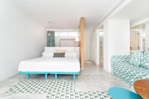 Junior Suite with Balcony image 8