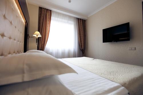 1 king bed, 1 sofa bed