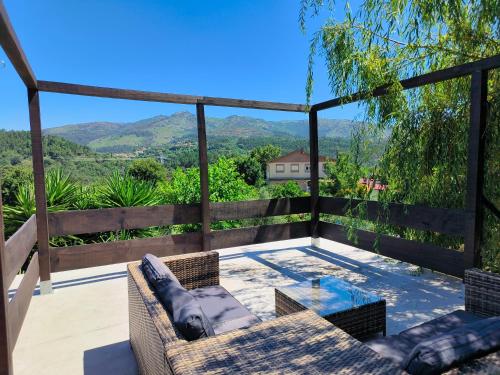 Luxe studio met zwembad, bergzicht & dakterras gîte à louer Calvelos