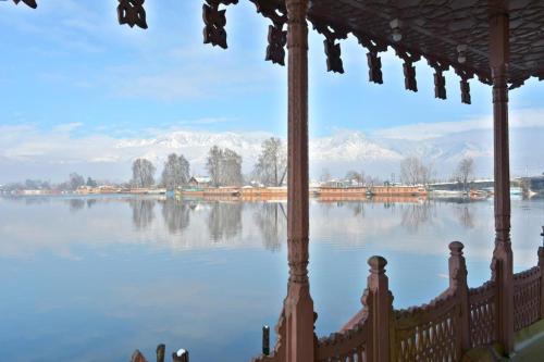 Golden Flower Heritage Houseboat - image 5