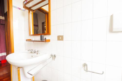 Lovely 2BR House in Beautiful Green Area - image 11