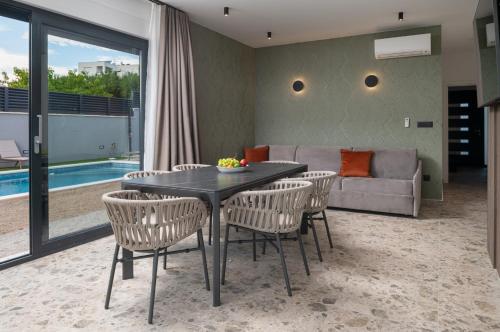 Luxury Villa David 2 heated pool - Accommodation - Podstrana