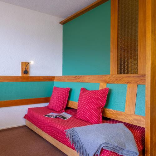 1 bunk bed, 1 sofa bed