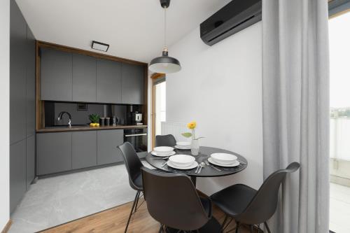 кухня, Modern Apartments with AC and Parking in Konstancin - Jeziorna by Noclegi Renters in Констанцін-Єзьорна