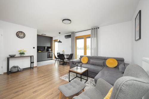 Спільний лаунж/ТБ зона, Modern Apartments with AC and Parking in Konstancin - Jeziorna by Noclegi Renters in Констанцін-Єзьорна