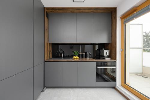 кухня, Modern Apartments with AC and Parking in Konstancin - Jeziorna by Noclegi Renters in Констанцін-Єзьорна