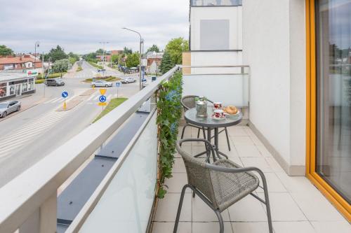 Балкон, Modern Apartments with AC and Parking in Konstancin - Jeziorna by Noclegi Renters in Констанцін-Єзьорна