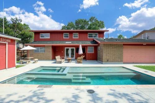 Harbor HideAway with Heated Pool 1 Mile to Beach and close to Cruise Terminal in Galveston, USA