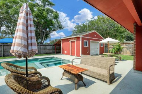 Harbor HideAway with Heated Pool 1 Mile to Beach and close to Cruise Terminal in Galveston, USA