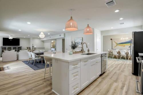 Harbor HideAway with Heated Pool 1 Mile to Beach and close to Cruise Terminal in Galveston, USA