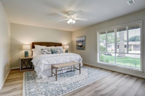 Harbor HideAway with Heated Pool 1 Mile to Beach and close to Cruise Terminal in Galveston, USA
