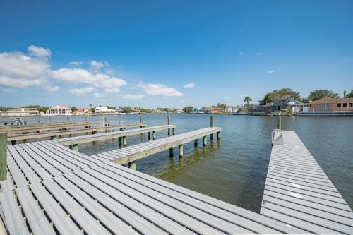 Simply Wonderful Condo with Bayview Private Pier and Pools in Rockport, USA
