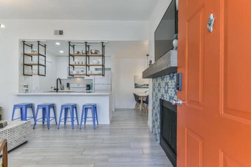 Coastal Paradise Condo with 2 Bedrooms and Pool in Galveston, USA