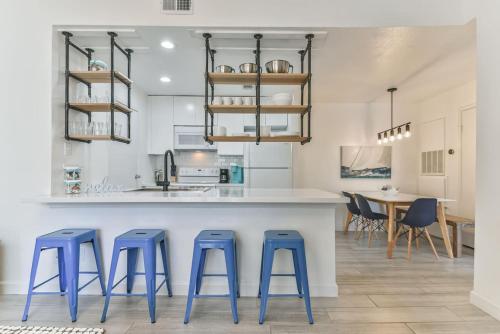 Coastal Paradise Condo with 2 Bedrooms and Pool in Galveston, USA