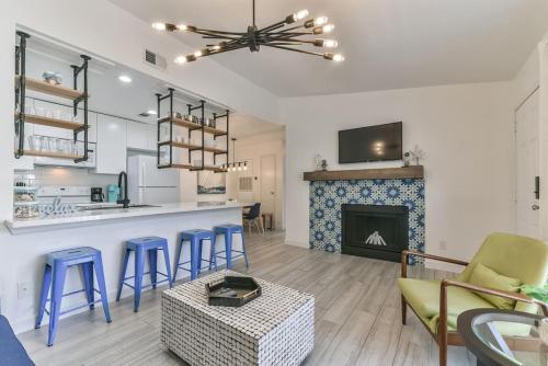 Coastal Paradise Condo with 2 Bedrooms and Pool in Galveston, USA