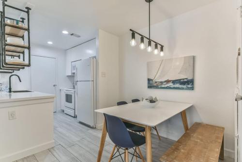 Coastal Paradise Condo with 2 Bedrooms and Pool in Galveston, USA