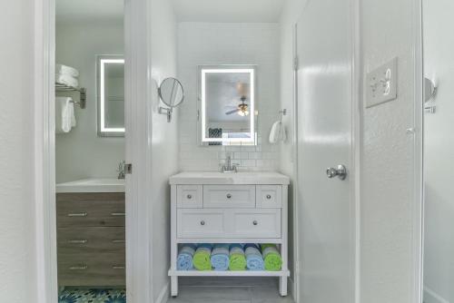 Coastal Paradise Condo with 2 Bedrooms and Pool