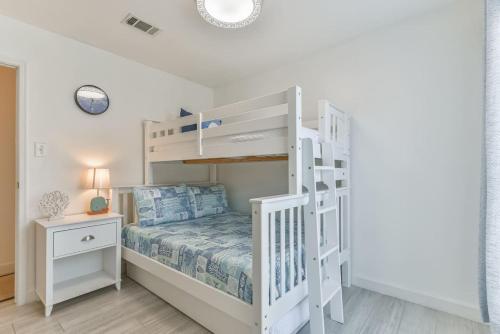 Coastal Paradise Condo with 2 Bedrooms and Pool