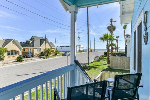 Sunshine Retreat Short Stroll to Beach with Ocean View from Porch in Galveston, USA