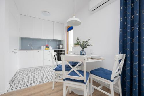кухня, Modern Apartments with AC and Parking in Konstancin - Jeziorna by Noclegi Renters in Констанцін-Єзьорна