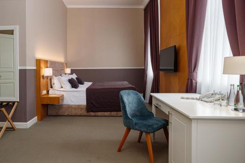 1 king bed, 1 sofa bed