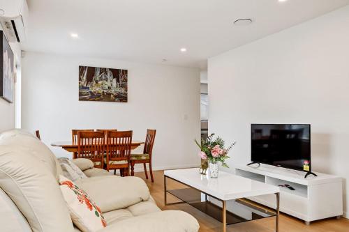 Ventura Delight Townhouse with Parking and Patio, Окленд (фото 7)
