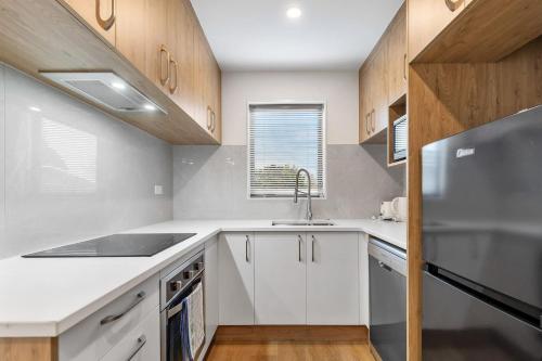 Ventura Escape Townhouse with Parking and Patio - Auckland