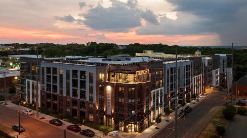 Landing at Abberly Foundry - 2 Bedrooms in Watkins Park in Nashville, USA