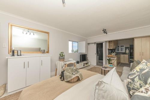 Mouille Point Studio including welcome basket - image 7